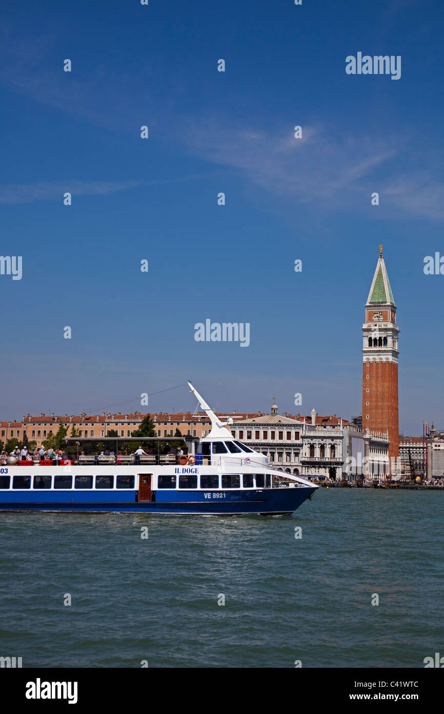 Excursion en bateau de Venise sur Canale della Giudecca avec Campanile en arrière-plan l'Italie Europe Banque D'Images