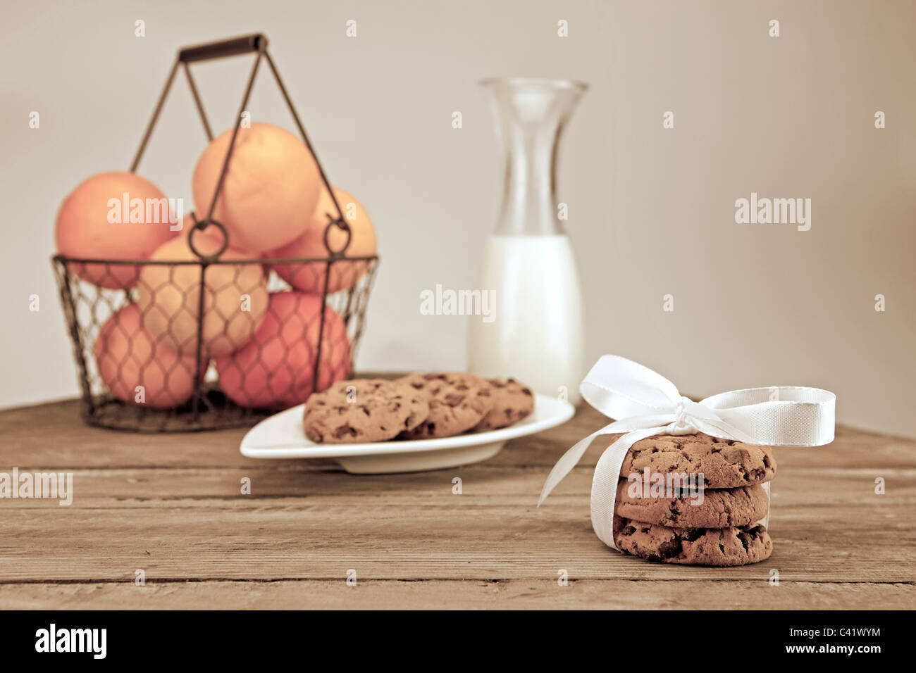 Table décorée pour une collation avec des fruits, du lait et des cookies Banque D'Images