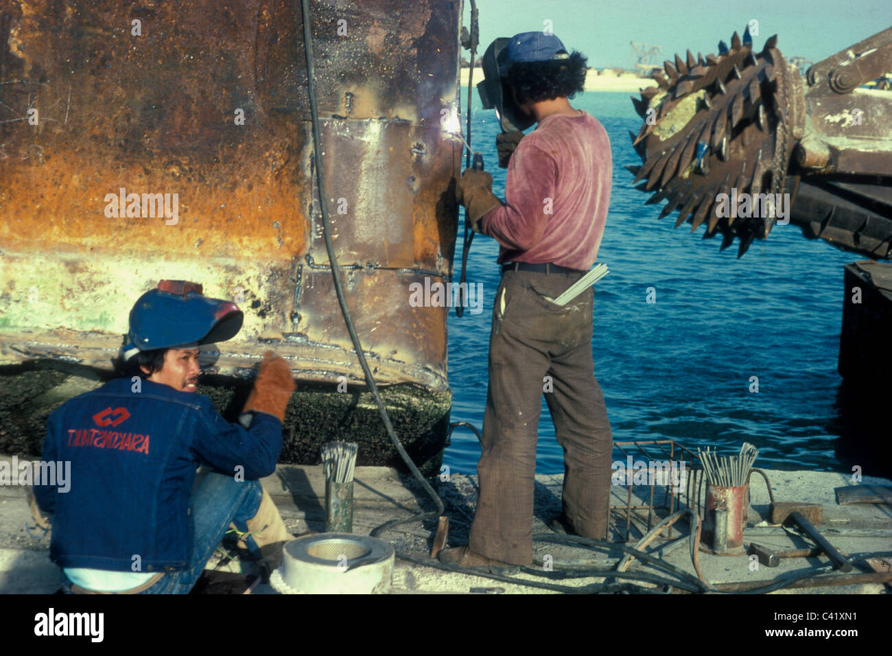 Travailleurs philippins dans le Dry Dock à Bahreïn, 1975 Banque D'Images