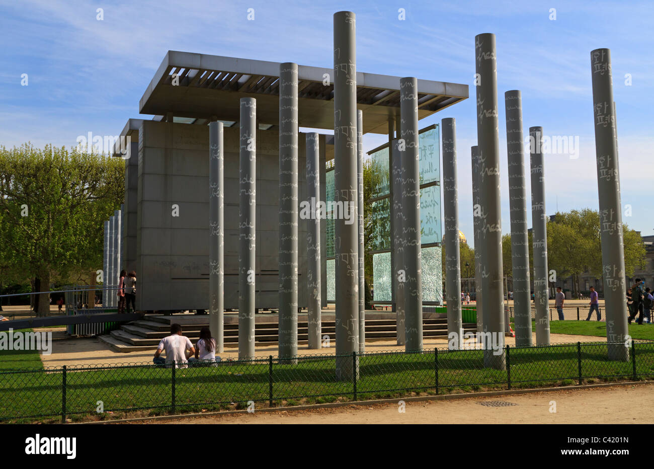 Le mur pour la paix, Champ de Mars, Paris. Les murs de la paix. Artiste Clara Halter et l'architecte Jean-Michel Wilmotte. Banque D'Images
