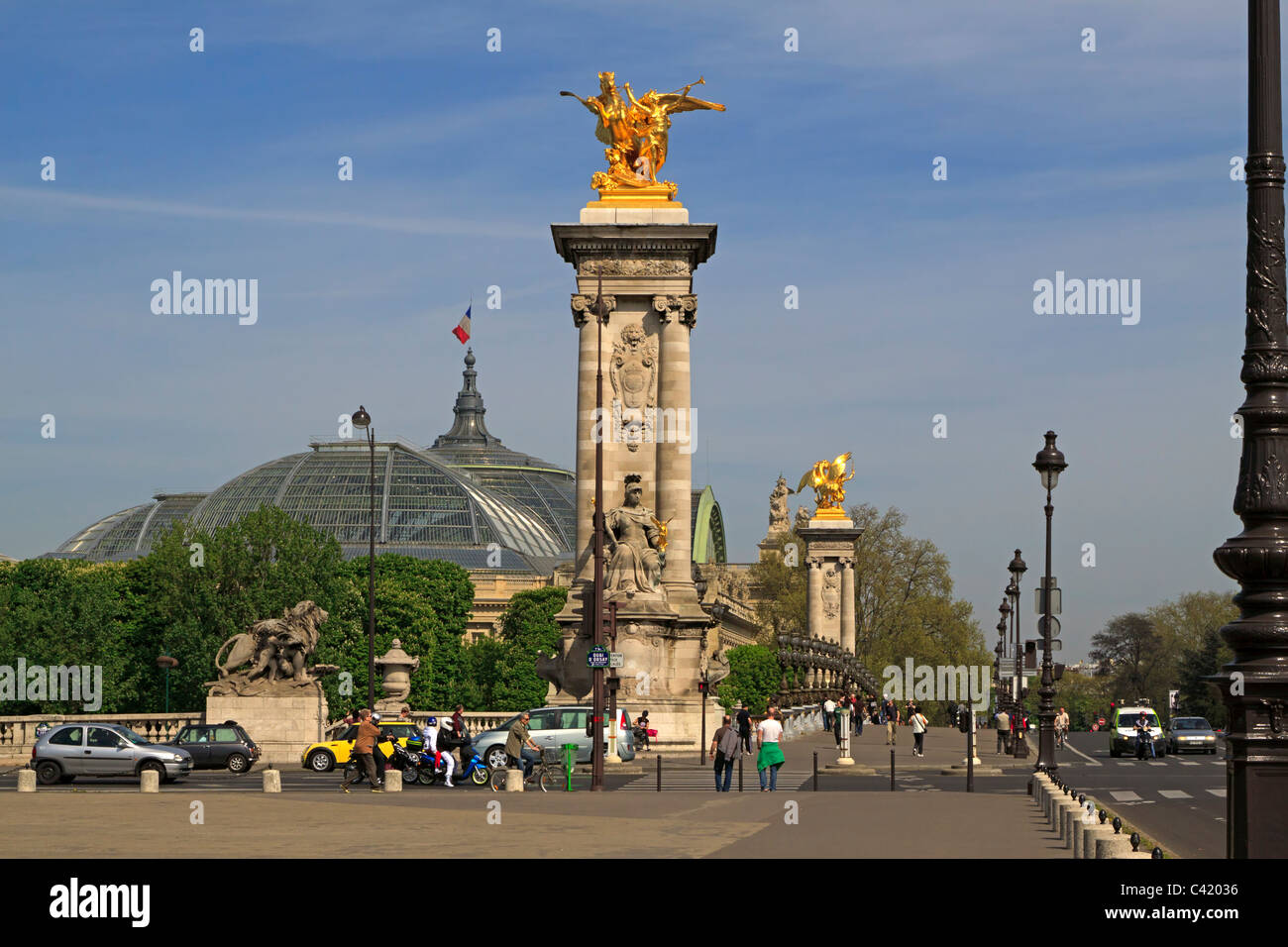 Le Pont Alexandre III, Paris, France à partir de la Rive Gauche. Le Grand Palais toit peut être vu dans l'bankground. Banque D'Images