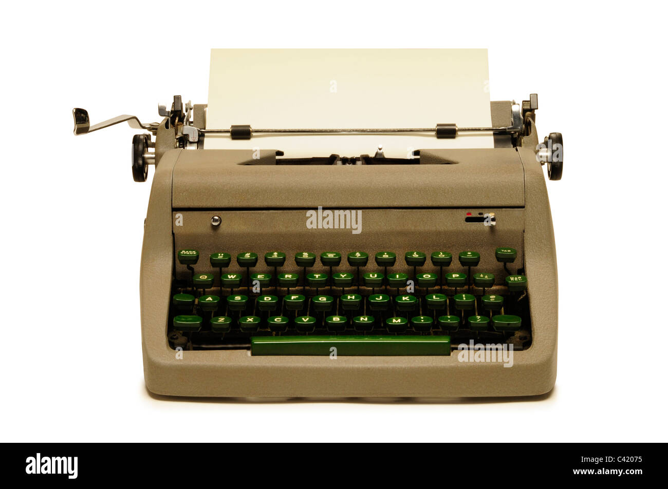 Vintage 1950 machine à écrire portative sur fond blanc Banque D'Images