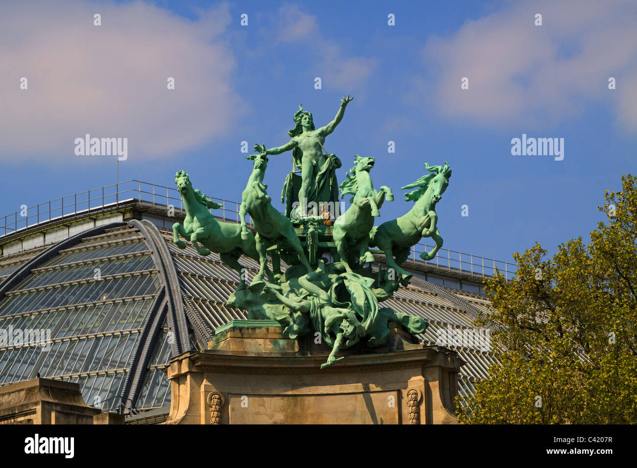 Par Quadriga Georges Recipon, Grand Palais. Sculpture en cuivre de style baroque représentant l'harmonie triomphant de la discorde. Banque D'Images