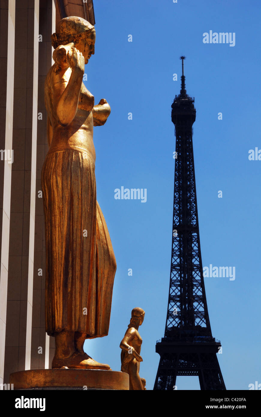 La Tour Eiffel et le statues en or du Palais Chaillot Banque D'Images