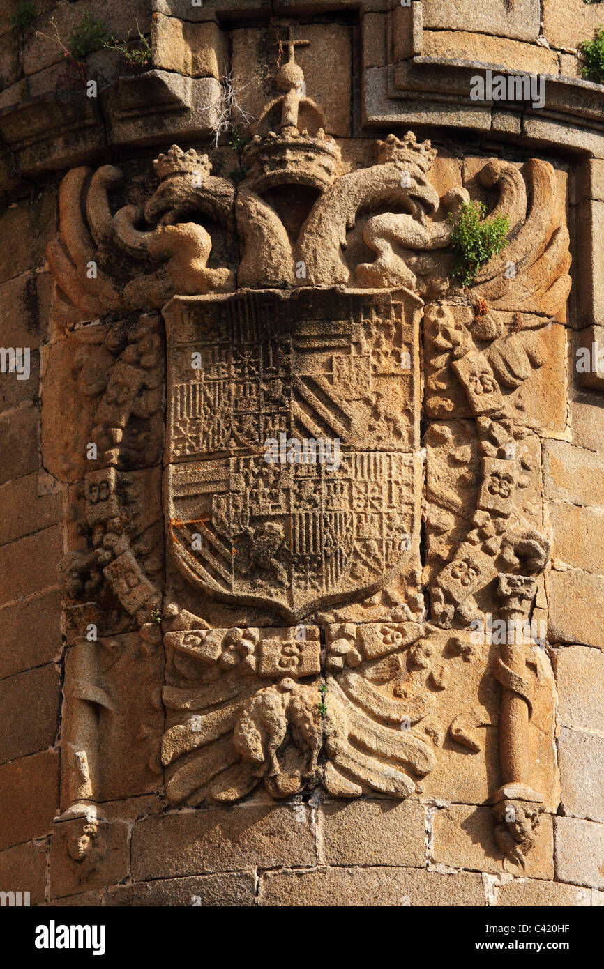 L'Espagnol armoiries sur le Couvent de Saint Benito (Mirador de San Benito)  à Alcantara dans la province d'Estrémadure en Espagne Photo Stock - Alamy