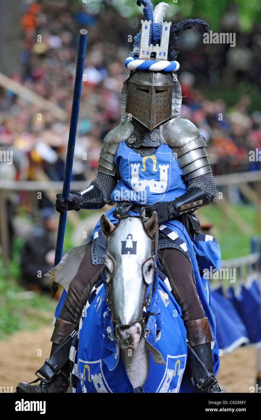 Interprète de la fête médiévale, vêtus de costumes historiques de chevalier sur le cheval à Oettingen, Bavière, Allemagne Banque D'Images