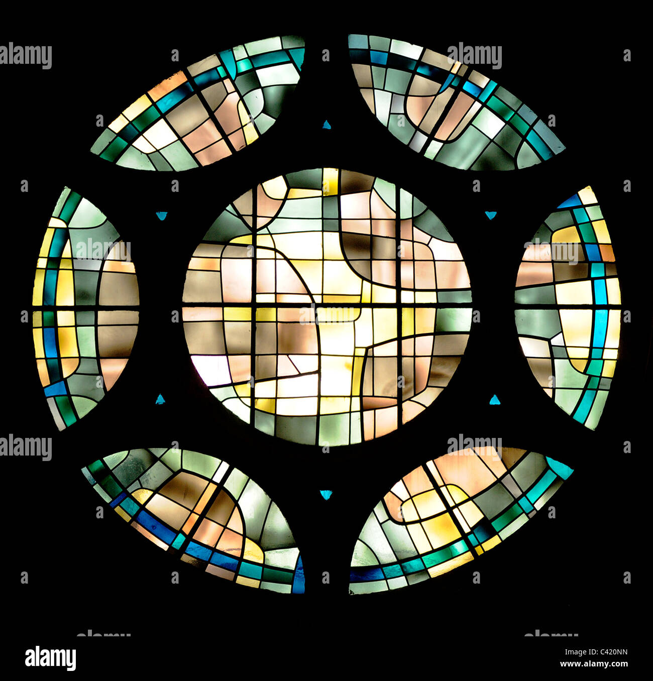 Nimègue, aux Pays-Bas. Petrus Canisius Parochiekerk (1896) - l'église vitrail moderne Banque D'Images