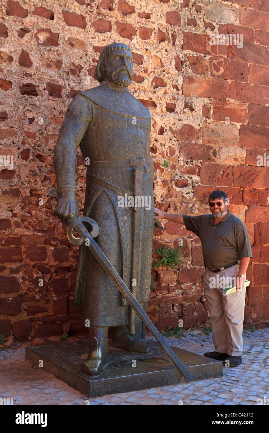 Statue de maître de l'Ordre de Santiago ; Don Paio Peres Correia, à l'extérieur du château de Silves, au Portugal. Banque D'Images