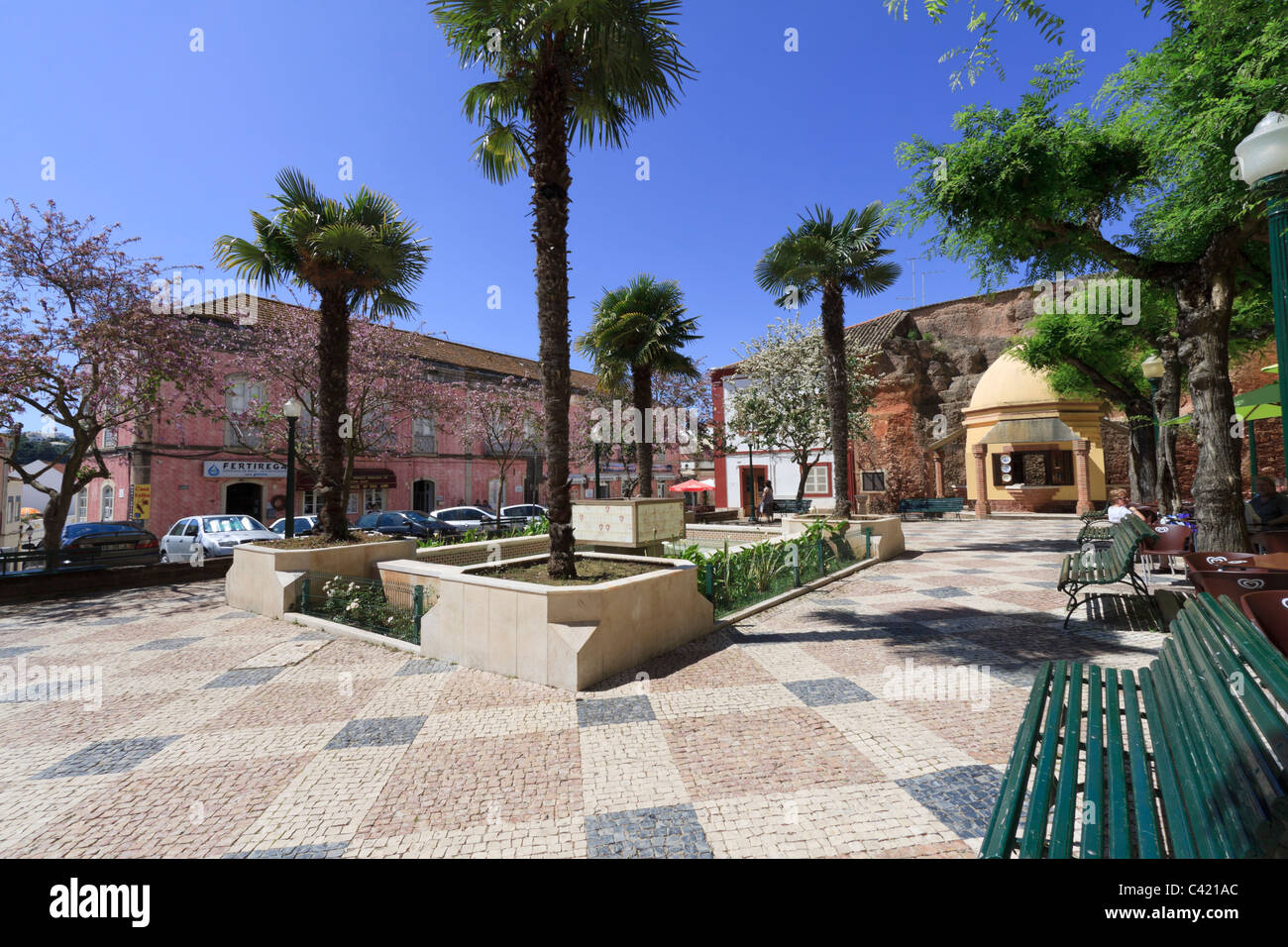 Silves Square Municipal, Algarve, Portugal. Place ombragée dans le centre de la ville avec des fontaines et des cafés. Banque D'Images