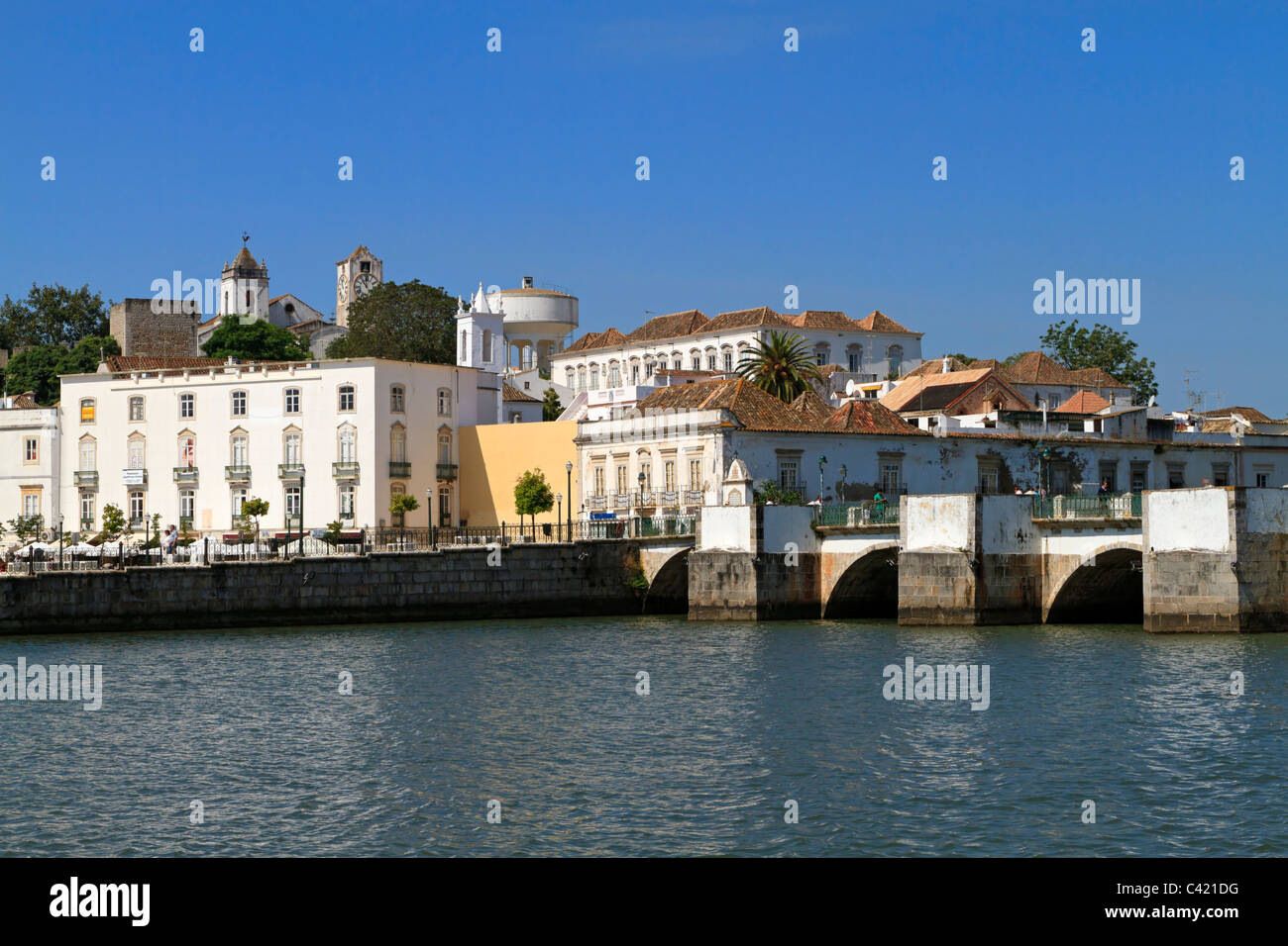 Avec le front de Tavira Ponte Romana et la colline, églises et château reste, Algarve, Portugal. Banque D'Images