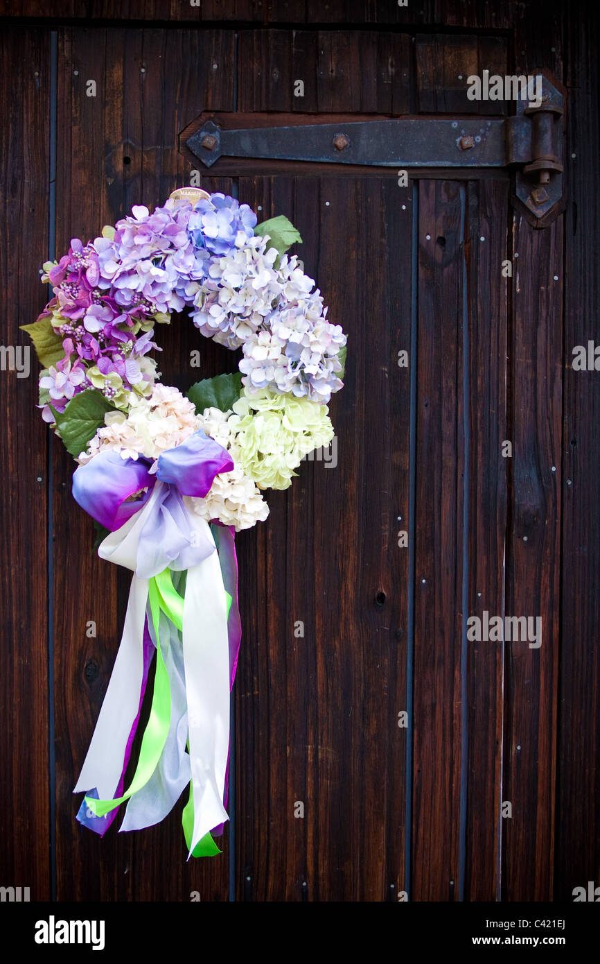 Couronne de fleurs décore porte de bois dans le cadre de site de mariage s'habiller Banque D'Images