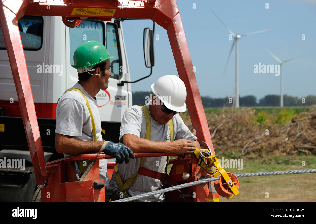 L'URUGUAY Ciudad de Plata , travailler au SEI d'éoliennes Vestas Windrturbine Kentilux avec 5 à 2 MW et le branchement au réseau électrique Banque D'Images