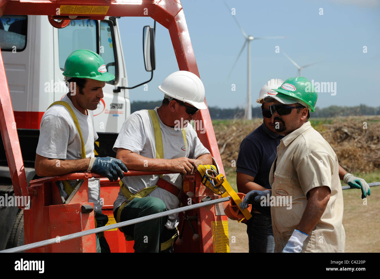 L'URUGUAY Ciudad de Plata , travailler au SEI d'éoliennes Vestas Windrturbine Kentilux avec 5 à 2 MW et le branchement au réseau électrique Banque D'Images