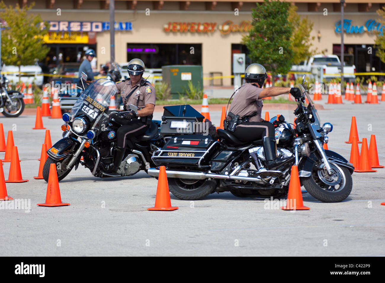 Les équipes en compétition moto de l'application de la loi sur un cône à l'Bruce Rossmeyer Harley Davidson Center à Daytona, Floride, USA Banque D'Images