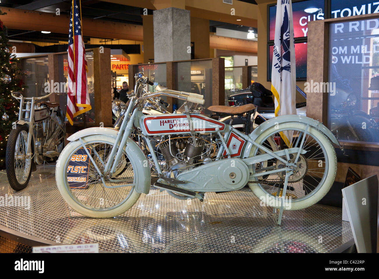 Harley Davidson classique de style ancien sur l'affichage à la Bruce Rossmeyer Harley Davidson Center à Daytona, Floride, USA Banque D'Images