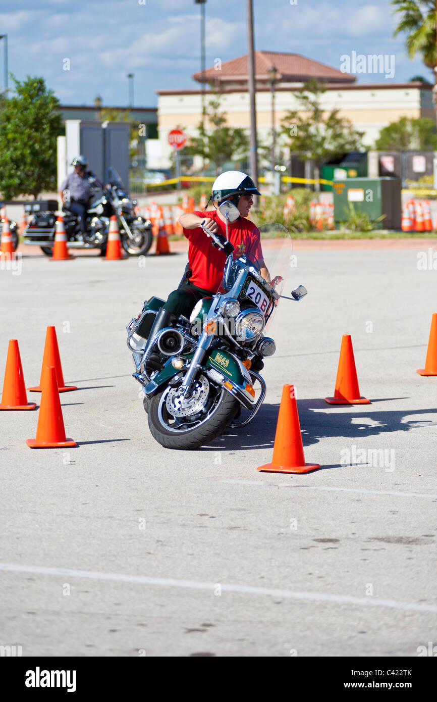 Les équipes en compétition moto de l'application de la loi sur un cône à  l'Bruce Rossmeyer Harley Davidson Center à Daytona, Floride, USA Photo  Stock - Alamy