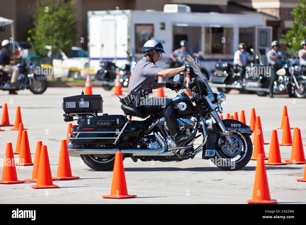 Les équipes en compétition moto de l'application de la loi sur un cône à l'Bruce Rossmeyer Harley Davidson Center à Daytona, Floride, USA Banque D'Images