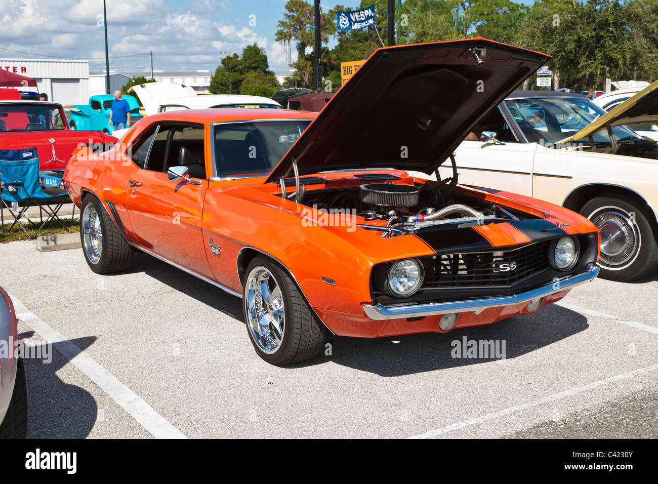 Orange classique 1969 Camaro SS muscle car à car show à Leesburg, Florida, USA Banque D'Images