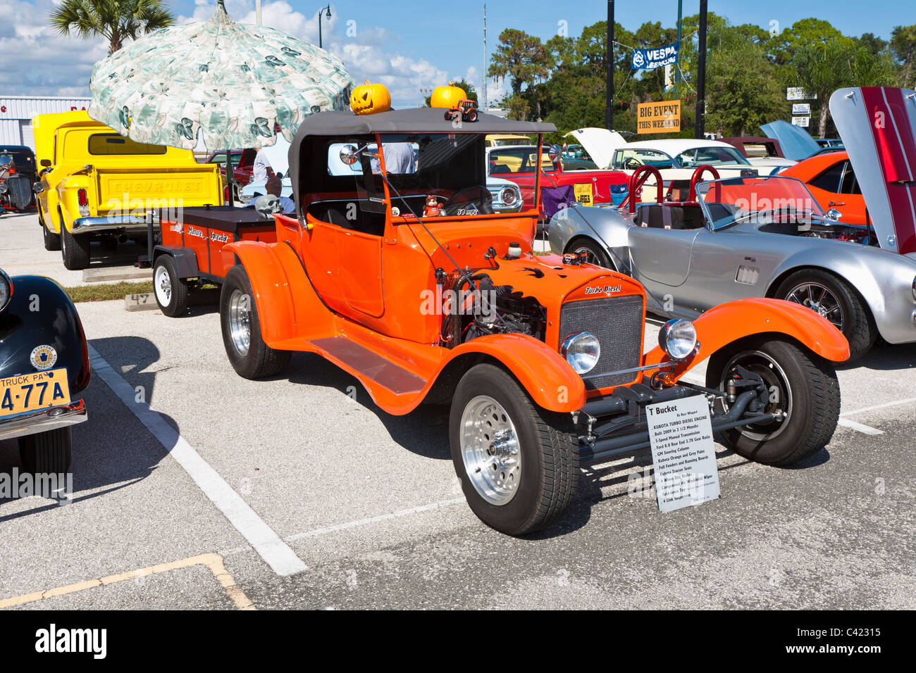 Modèle antique Orange T antique car tirant au wagon correspondant car show à Leesburg, Florida, USA Banque D'Images