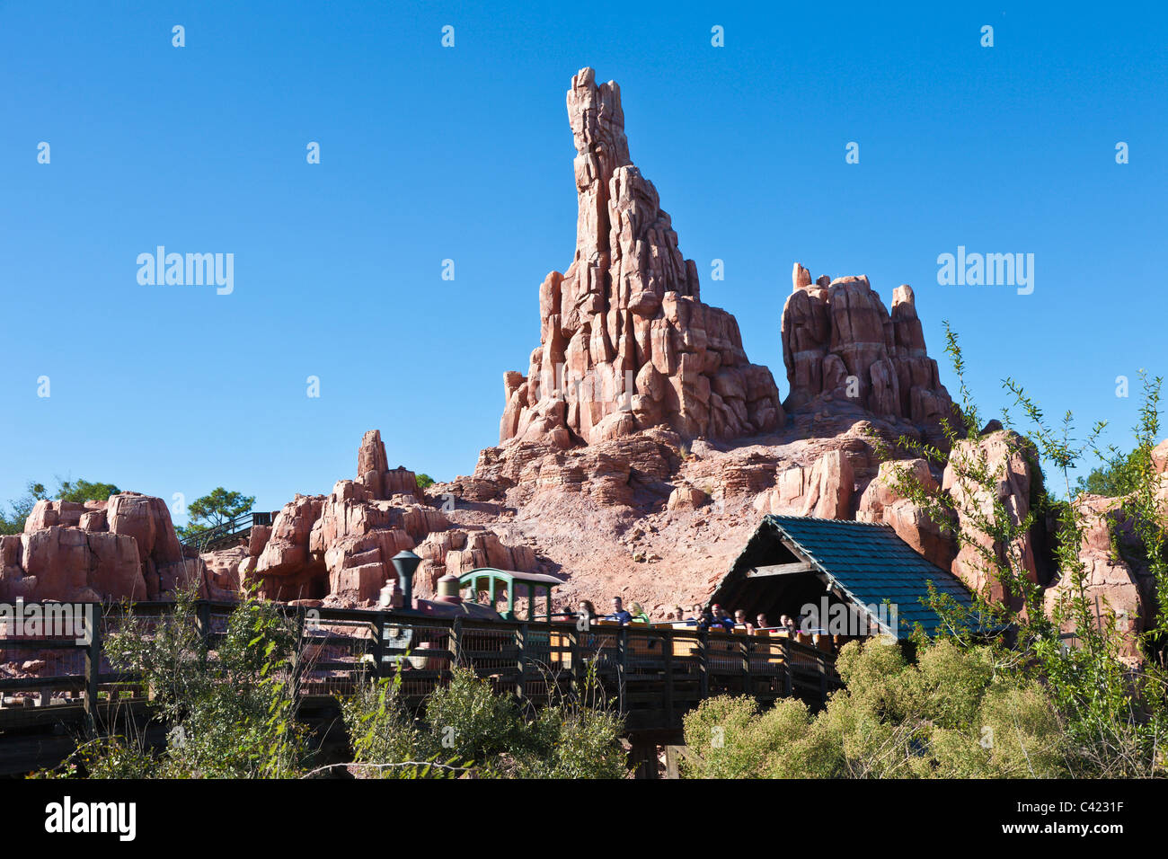 Big Thunder Mountain Railroad tour de caboteur de rouleau au Magic Kingdom de Disney World, à Kissimmee, Floride Banque D'Images