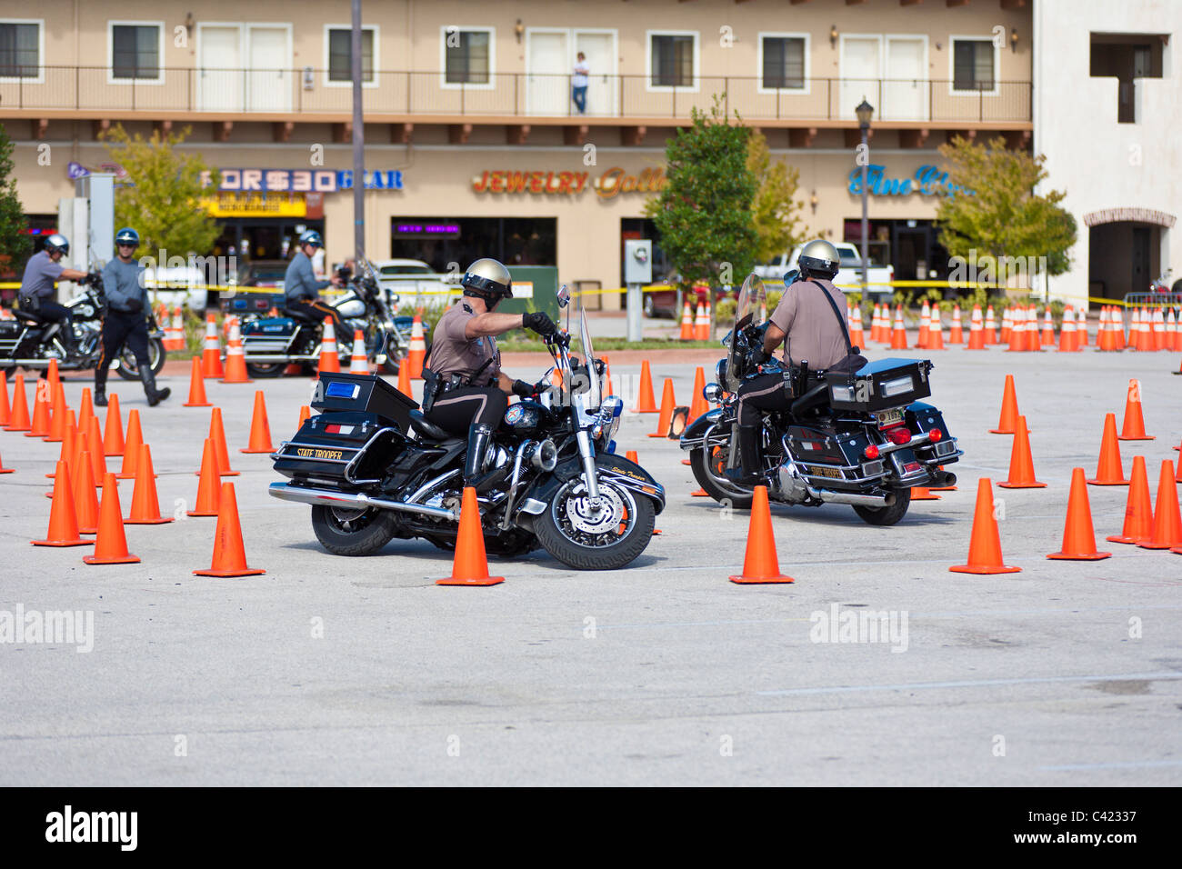 Les équipes en compétition moto de l'application de la loi sur un cône à l'Bruce Rossmeyer Harley Davidson Center à Daytona, Floride, USA Banque D'Images