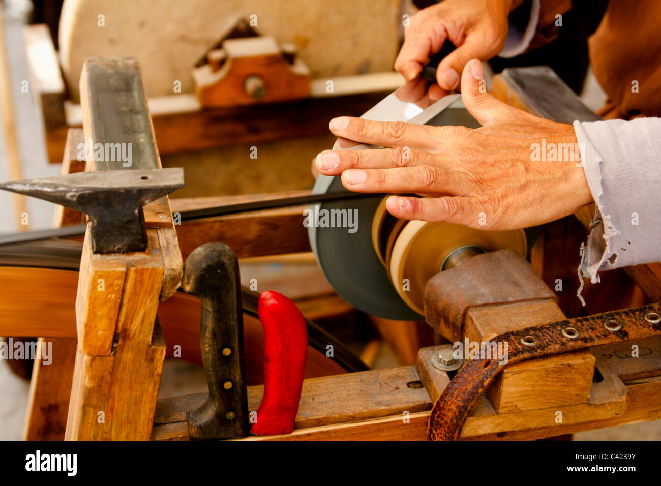 Outils à main roue traditionnelle meule affûtage des mains Banque D'Images