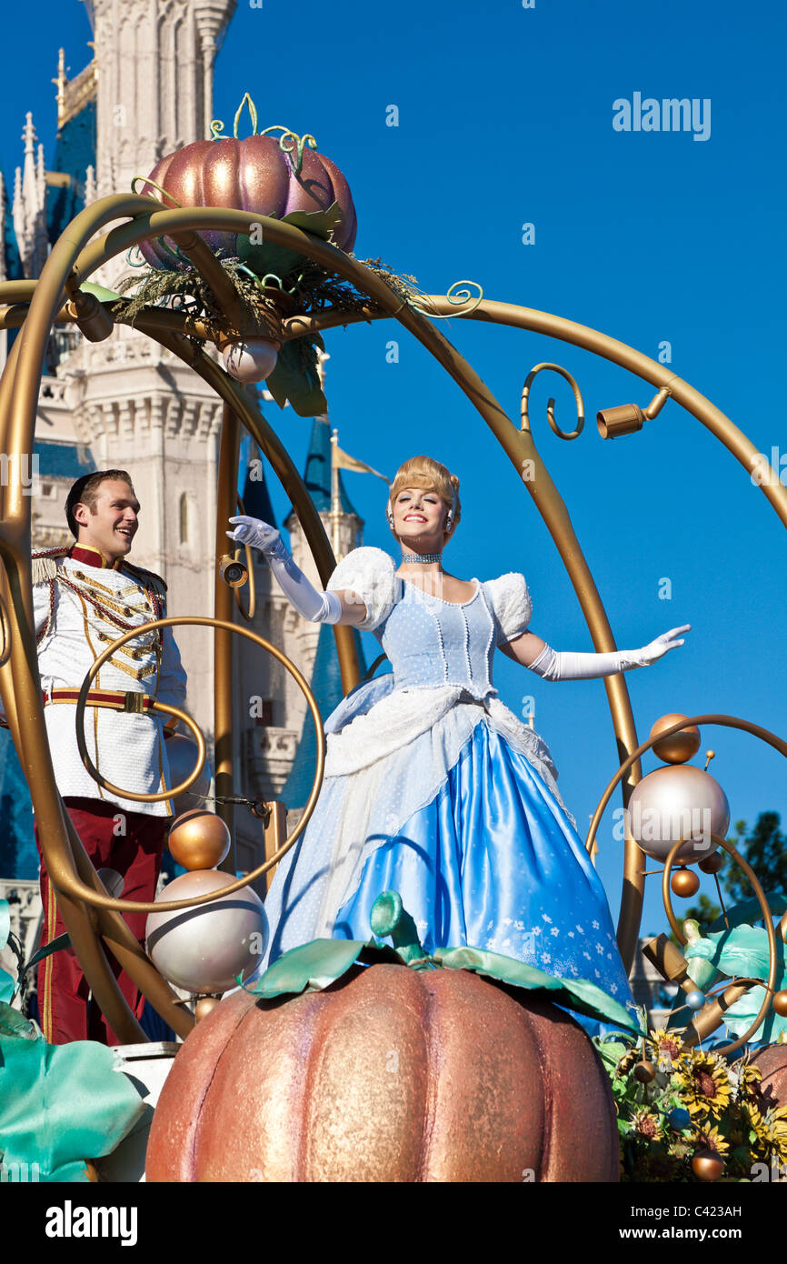 Personnages de Cendrillon volant dans Un défilé Dream Come True au Magic Kingdom à Disney World, Kissimmee, Floride Banque D'Images