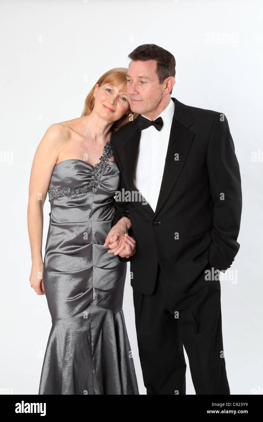 Couples marchant bras dessus bras dessous Banque de photographies et d