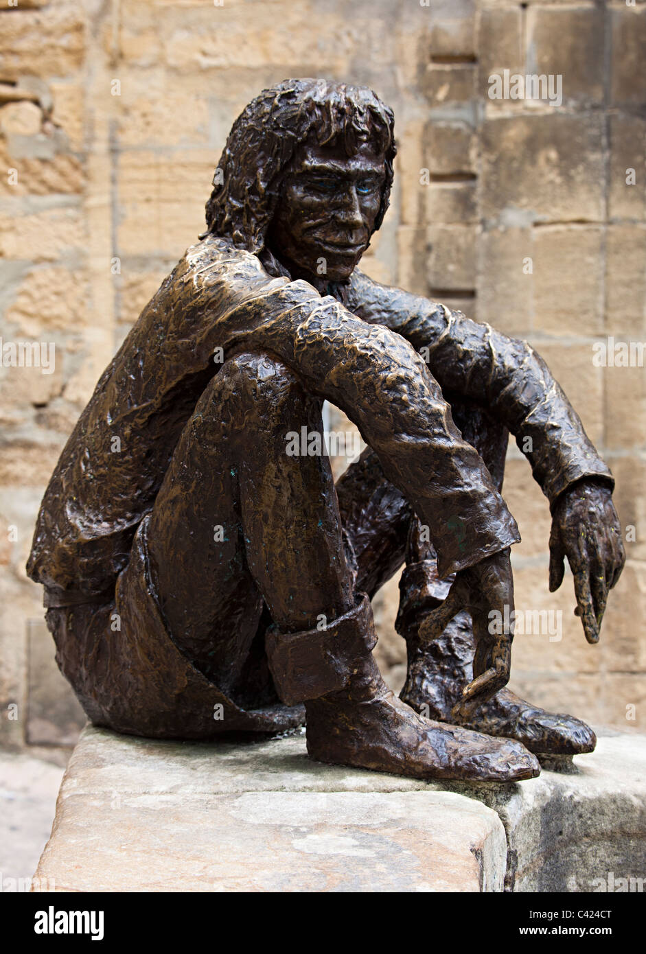 Statue stone man sitting on Banque de photographies et d'images à haute  résolution - Alamy