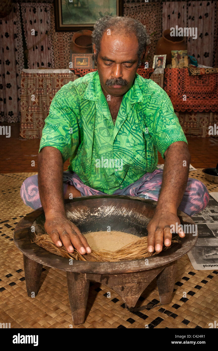 Tui Talili préparer le kava pour les clients de Bulou's Eco Lodge, Navala, Village de l'Île Viti Levu, Fidji. Banque D'Images