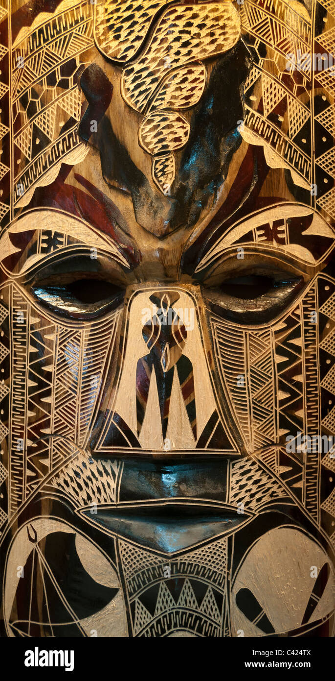 Masque en bois sculpté à Jack's Artisanat, Nadi, Fidji, l'île de Viti Levu. Banque D'Images