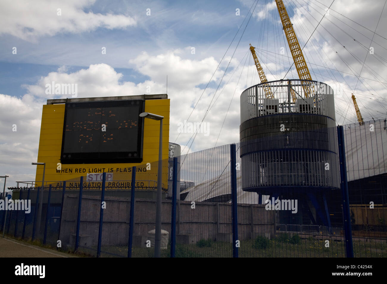 L'affichage d'avertissement pour le transport de l'O2 Arena de Londres Angleterre North Greenwich Banque D'Images