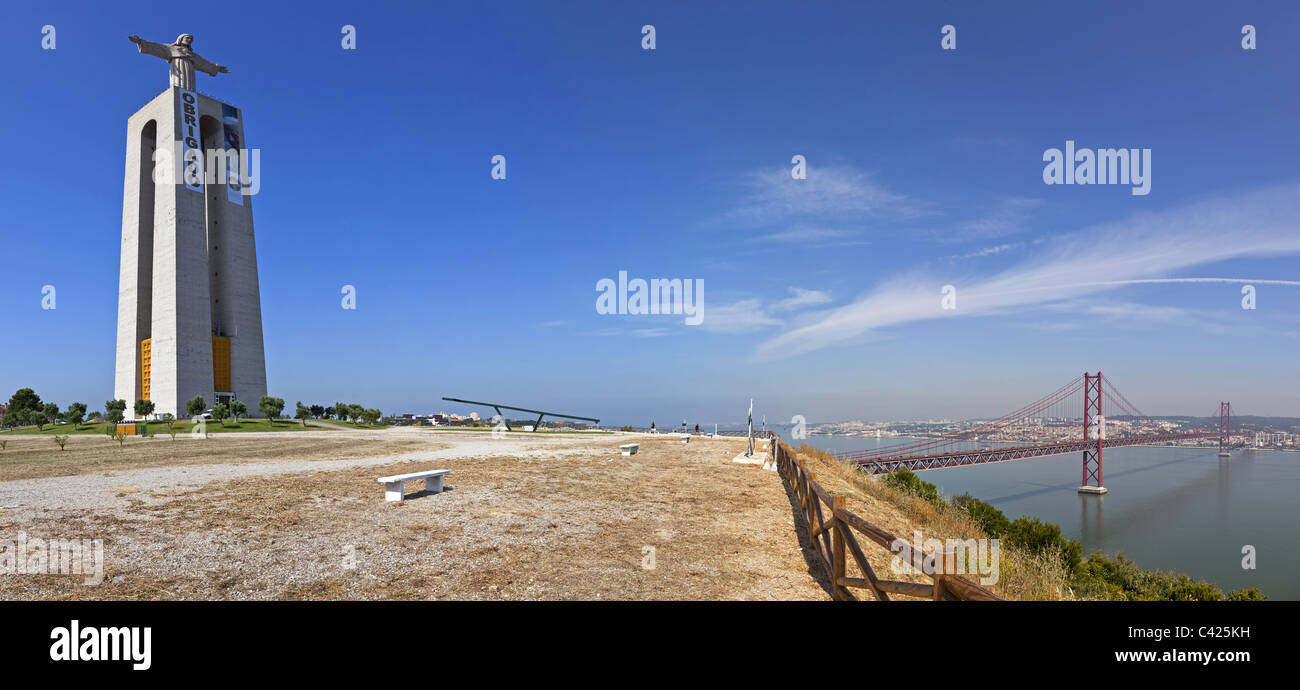 Cristo-Rei Sanctuaire (catholique) à Almada / Lisbonne. Le pont 25 de Abril est également vu traverser le Tage (Tejo) Rivière. Banque D'Images