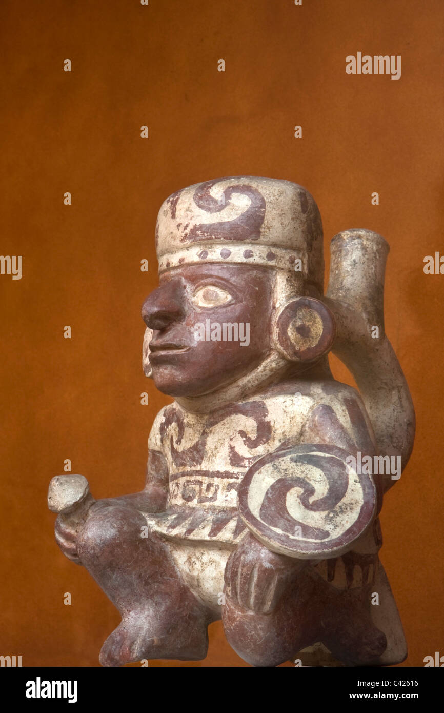 Pérou, Trujillo, vase en céramique moche, guerrier. En Casa de Urquiaga, appartenant à la banque centrale. Banque D'Images