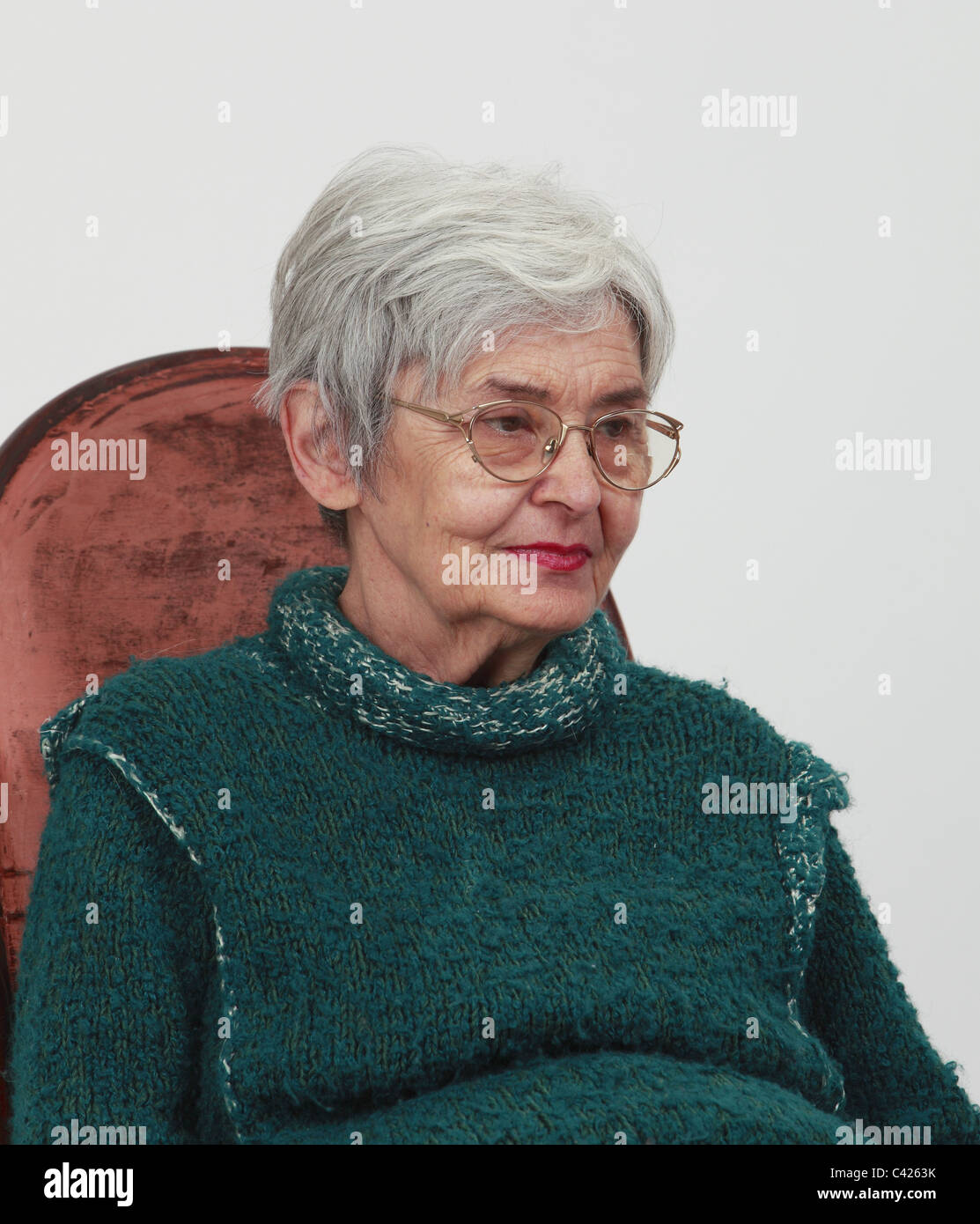 Portrait d'une vieille femme sur un arrière-plan gris Banque D'Images