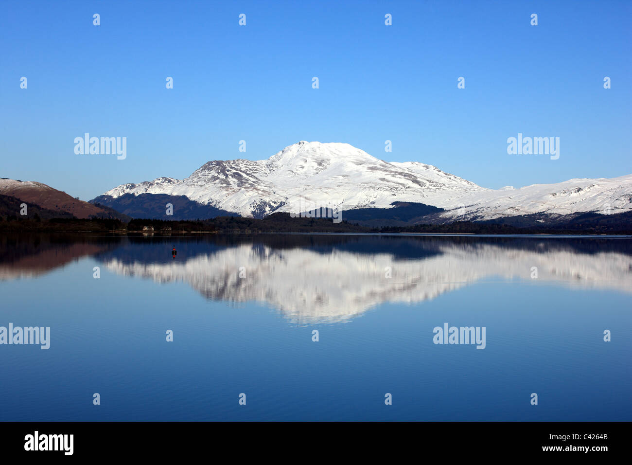 Ben Lomond avec hiver neige reflète dans une très calme le Loch Lomond Banque D'Images