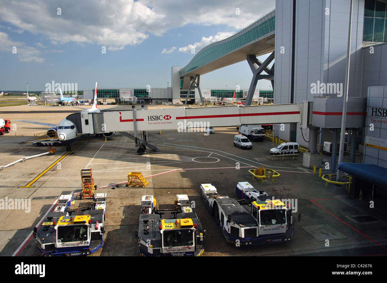 Porte de l'avion et l'overbridge, North Terminal, l'aéroport de London Gatwick, Crawley, West Sussex, Angleterre, Royaume-Uni Banque D'Images