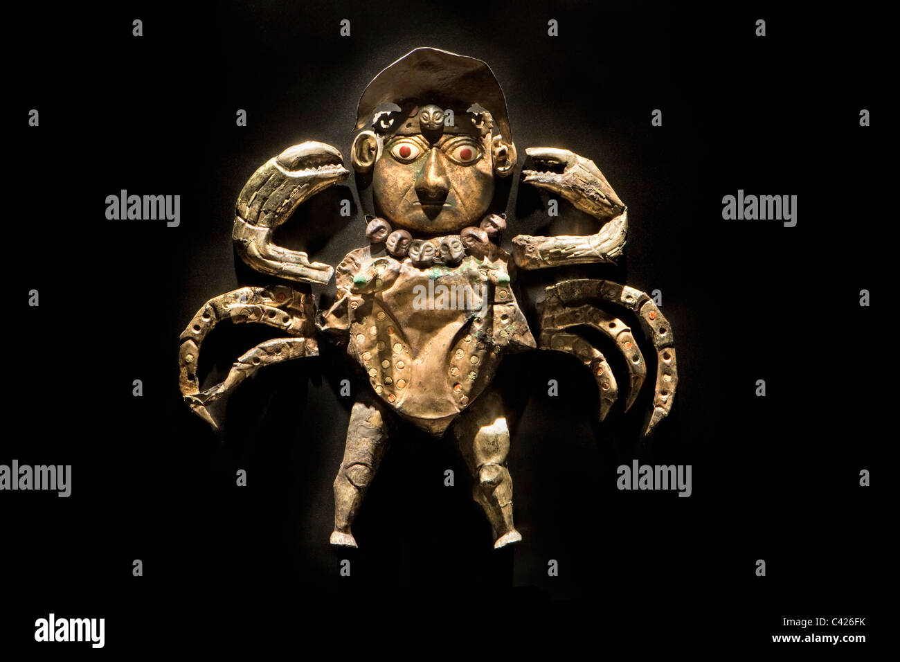 Ornements trouvés dans la tombe de seigneur de Sipan. Créature surnaturelle, un composite de l'homme et le crabe, une mer diviinity. Banque D'Images