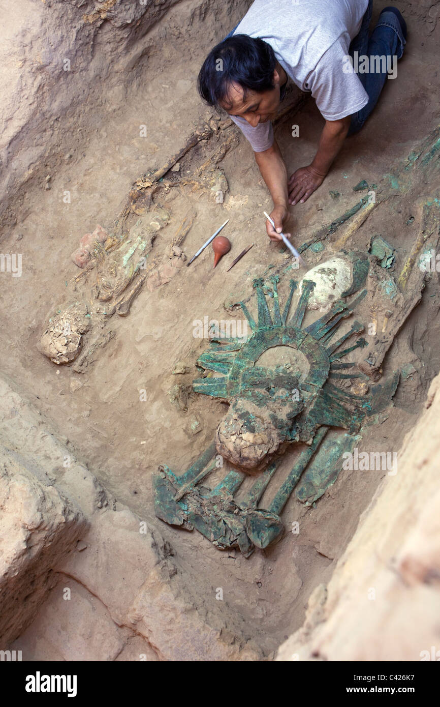 L'archéologue José Bonilla Sanchez excavating numéro 16 tombe de haut officier militaire. Banque D'Images