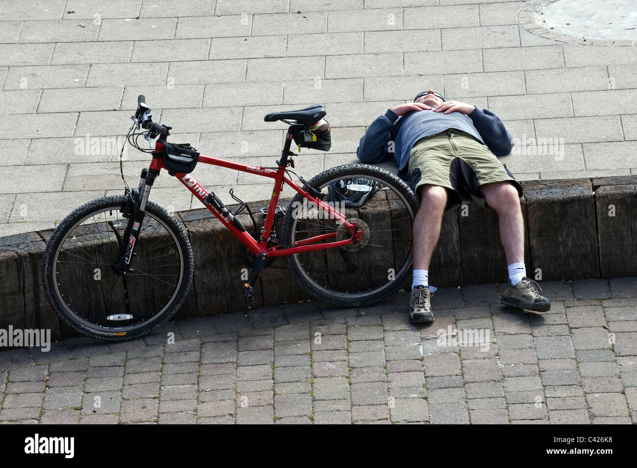 Un cycliste s'endormi Banque D'Images