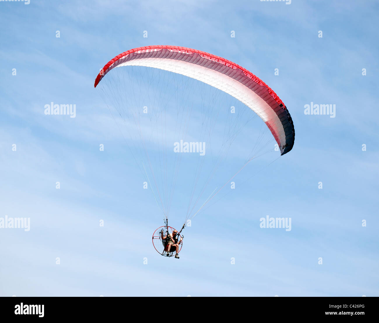 Personne volant un parapente motorisé Banque D'Images