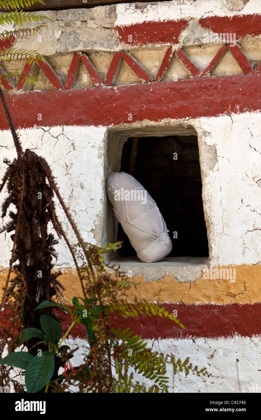 Pérou, Leymebamba, Leimebamba, Musée. Momies enveloppées dans les kits, la façon dont ils ont été trouvés à la Laguna de los Condores. Banque D'Images