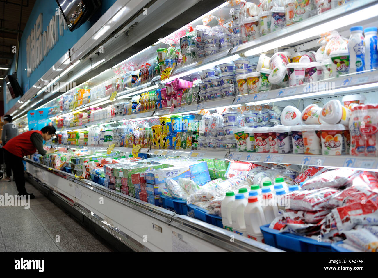 Les produits laitiers sont en vente à un supermarché Wumart à Beijing, Chine. 28-mai-2011 Banque D'Images
