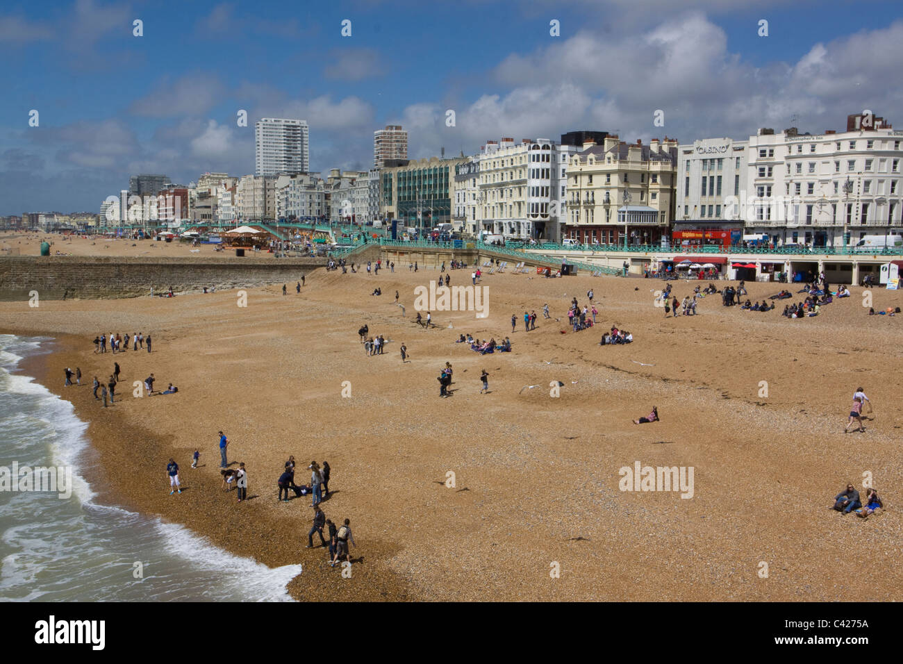 La poursuite des vagues à Brighton Banque D'Images