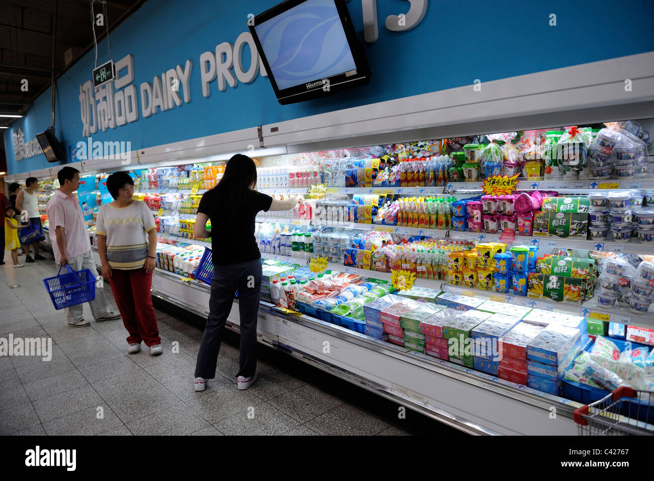 Les clients chinois d'acheter des produits laitiers à un supermarché Wumart à Beijing, Chine. 28-mai-2011 Banque D'Images