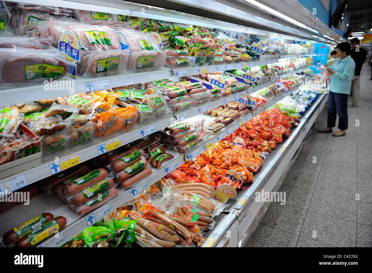 Les produits de viande sont en vente à un supermarché Wumart à Beijing, Chine.28-mai-2011 Banque D'Images