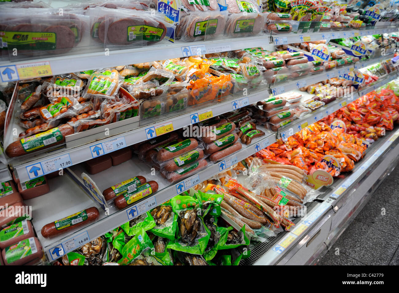 Les produits de viande sont en vente à un supermarché Wumart à Beijing, Chine.28-mai-2011 Banque D'Images