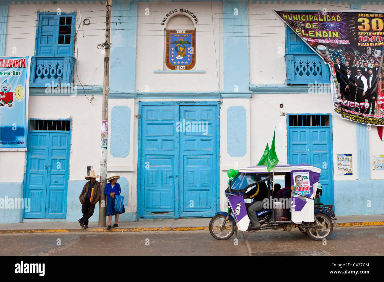 Pérou, Celendin, campagne électorale à la mairie. L'homme et de la femme indienne typique avec des chapeaux à la place principale. Motortaxi. Banque D'Images