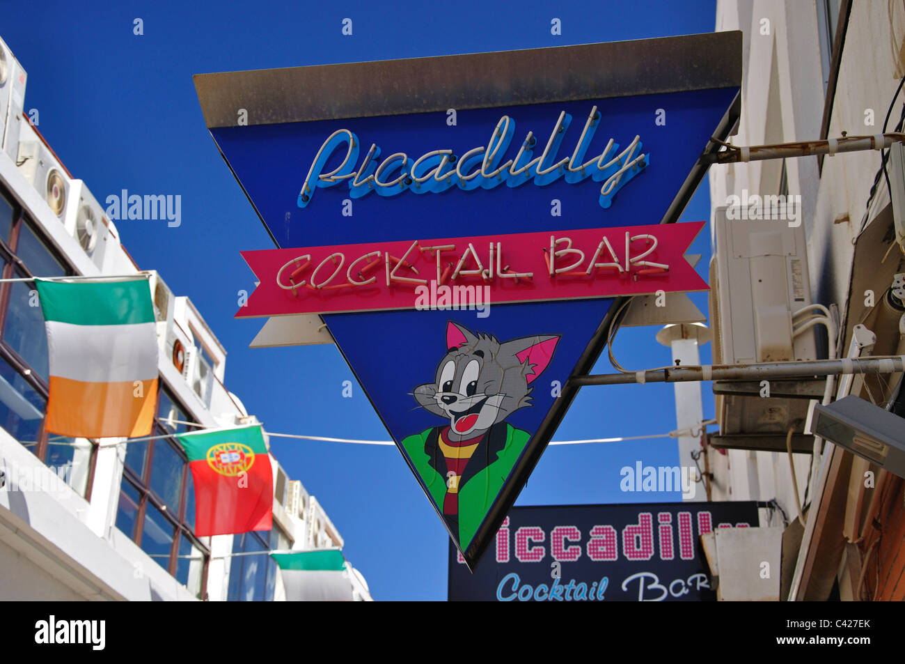 Piccadilly cocktail Bar Neon Sign, Candido des Reis, Albufeira, région de l'Algarve, Portugal Banque D'Images