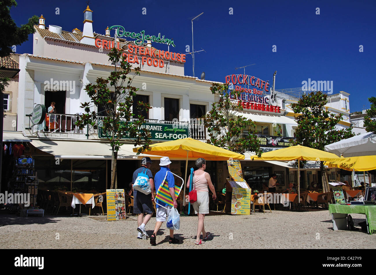 Restaurant en plein air, Largo Eng Duarte Pacheco, Albufeira, Algarve, Portugal Banque D'Images